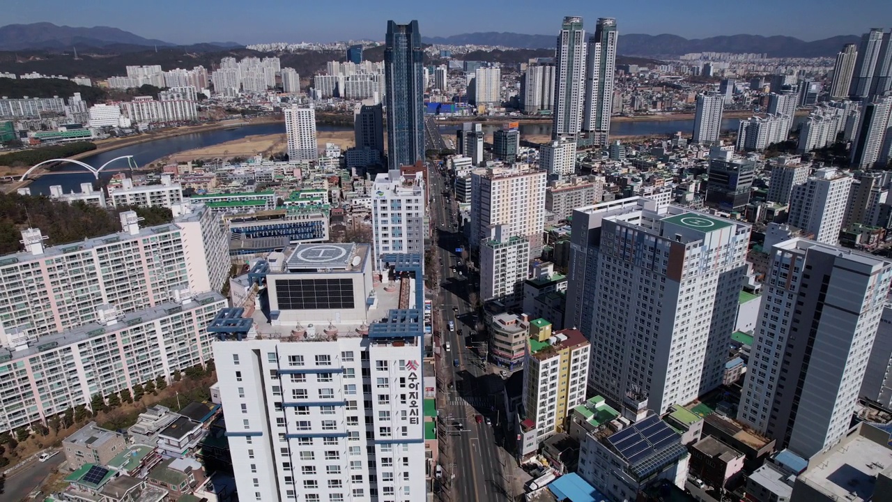 韩国蔚山，太华江，太华桥和太华旋转/南区和中区附近的城市景观视频素材