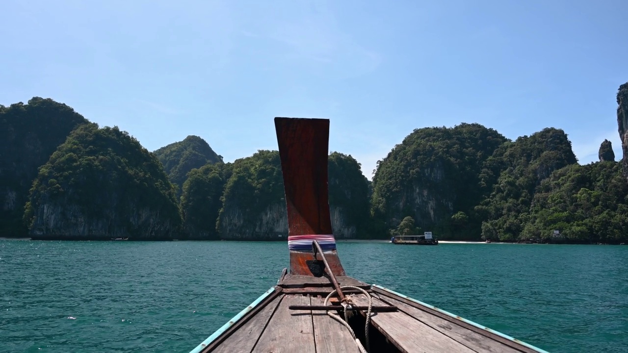 在泰国甲米的自然景观中，乘船穿过热带岛屿，海水湛蓝视频素材