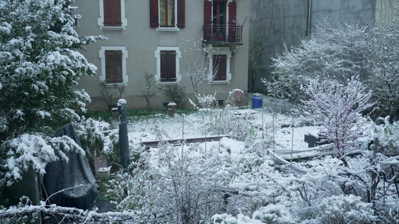 冬天的时候，家里的后院都积满了雪。下雪的日子外面覆盖着白色视频素材