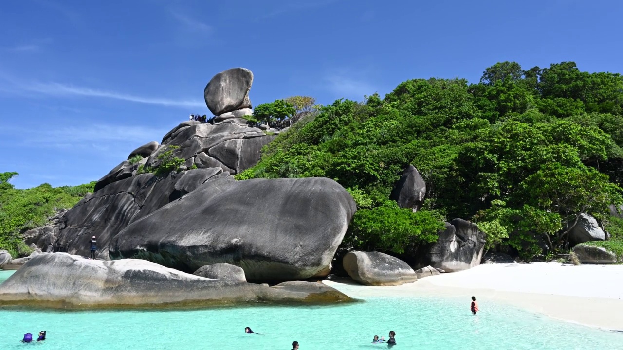 热带岛屿的海洋，蓝色的海水和白色的沙滩在斯米兰群岛与著名的帆岩，攀牙泰国自然景观视频素材