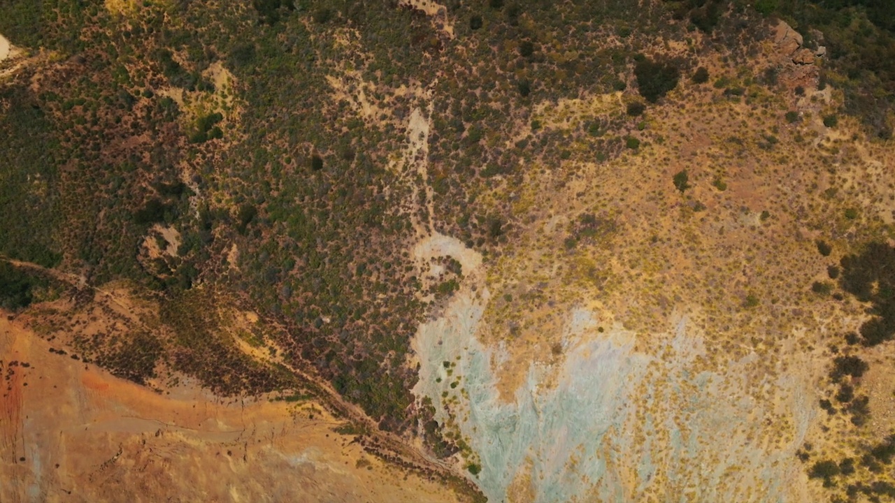 长满苔藓和地衣的奇怪干燥景观。高速公路穿过加利福尼亚海岸光秃秃的岩石。鸟瞰图。视频素材