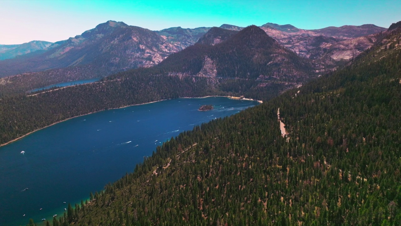 壮丽的山景，松树生长其间。岩石脚下的塔霍湖的蔚蓝。鸟瞰图。视频素材