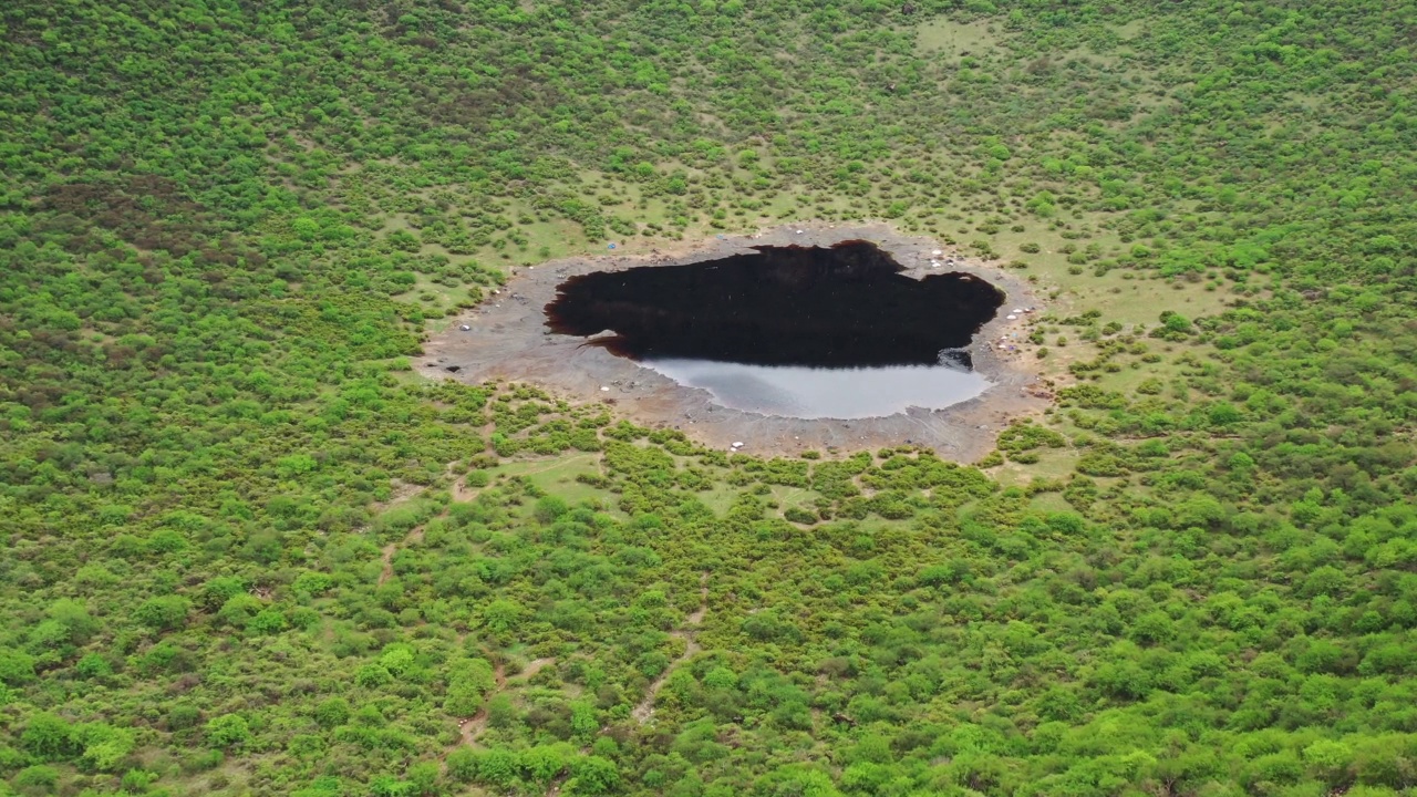 南奥莫山谷的艾尔苏德火山口湖视频素材