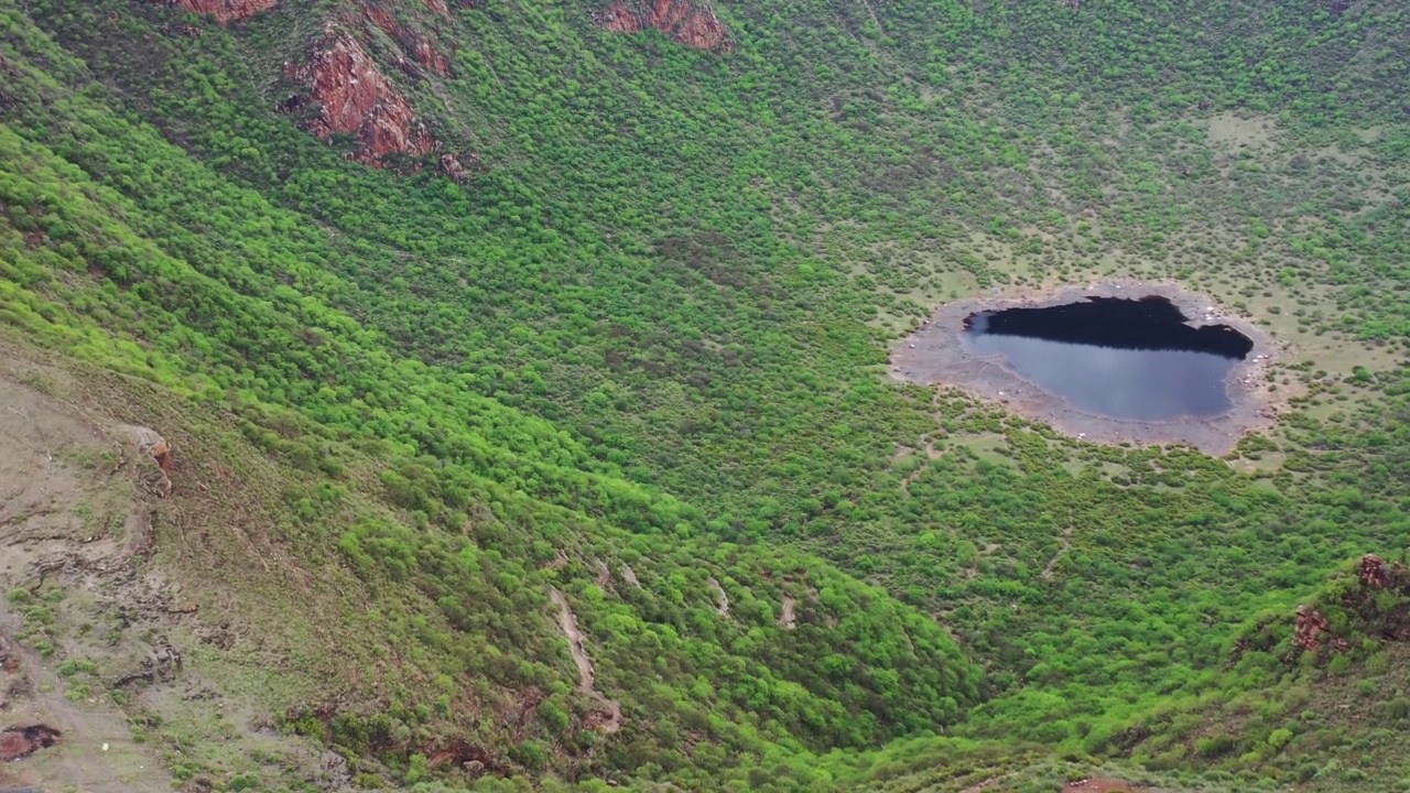 南奥莫山谷的艾尔苏德火山口湖视频素材