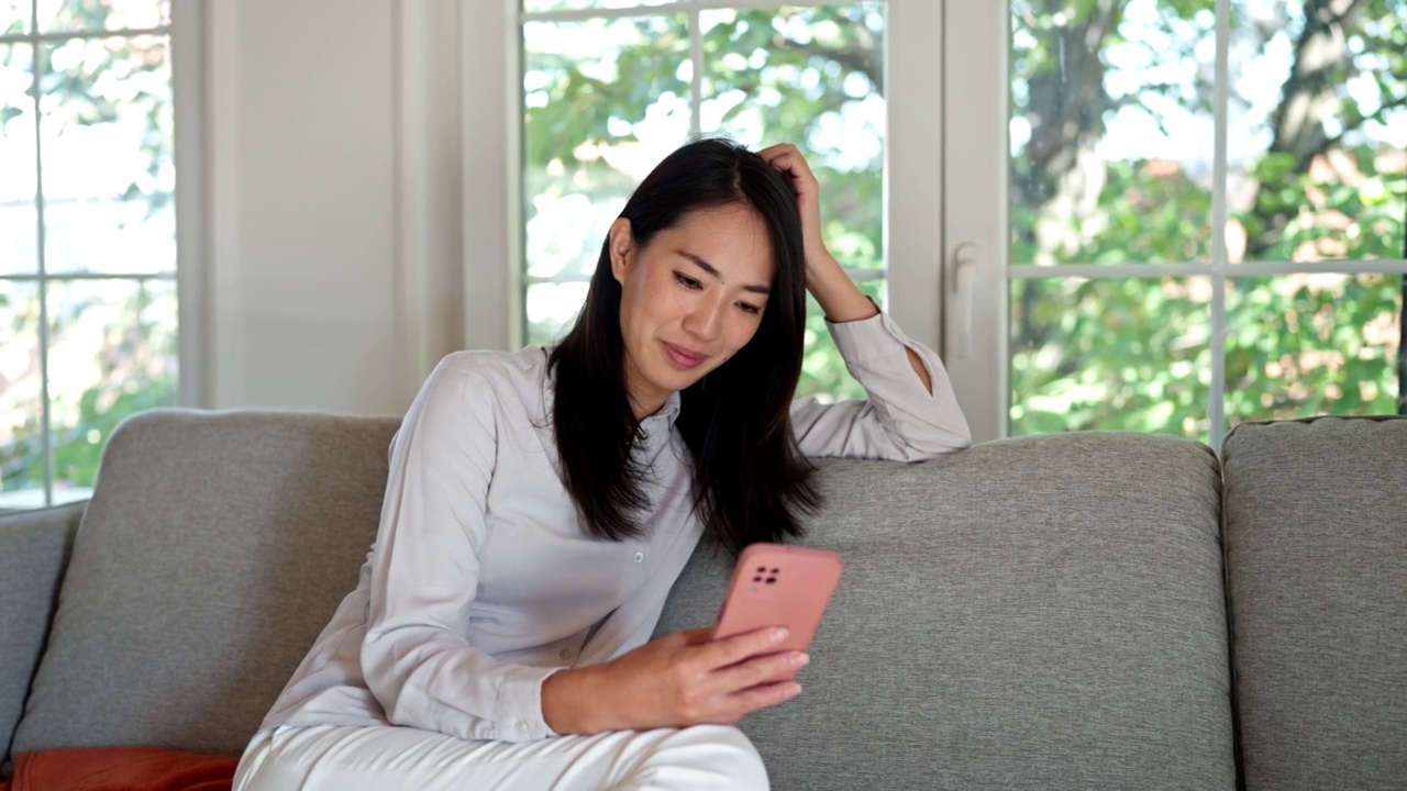 女人在家打电话视频素材