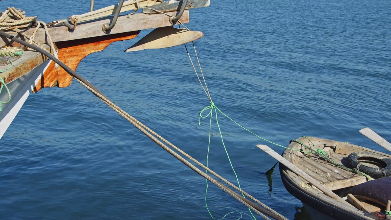 老木渔船与蓝色海水中的波浪视频素材