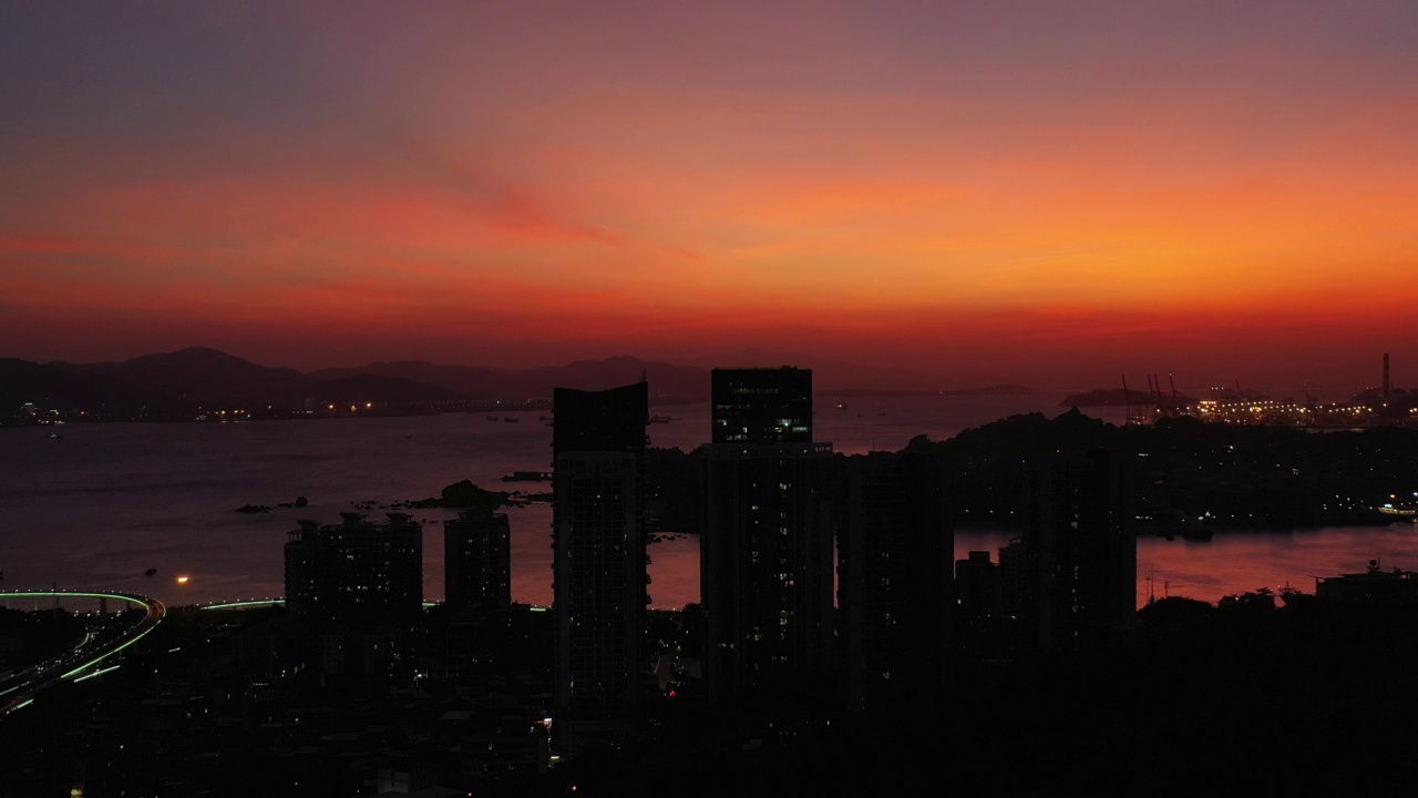 日落后浪漫的天空和云朵视频素材