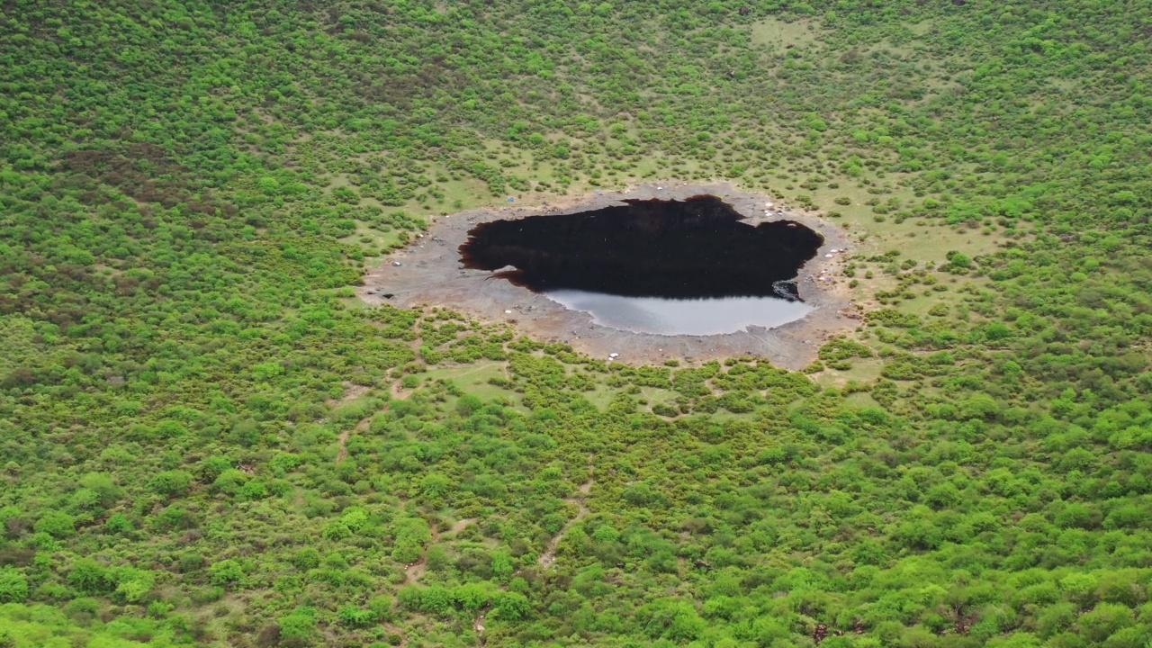 南奥莫山谷的艾尔苏德火山口湖视频素材