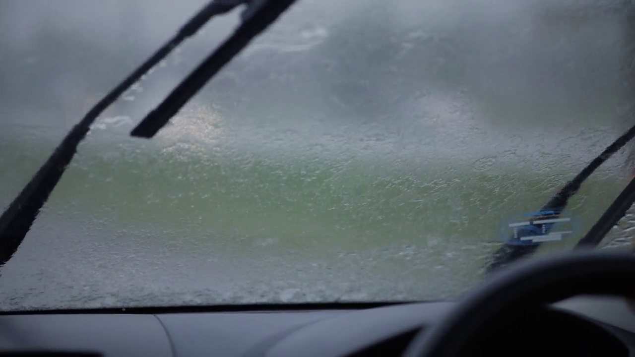 在大雨中驾车旅行视频素材