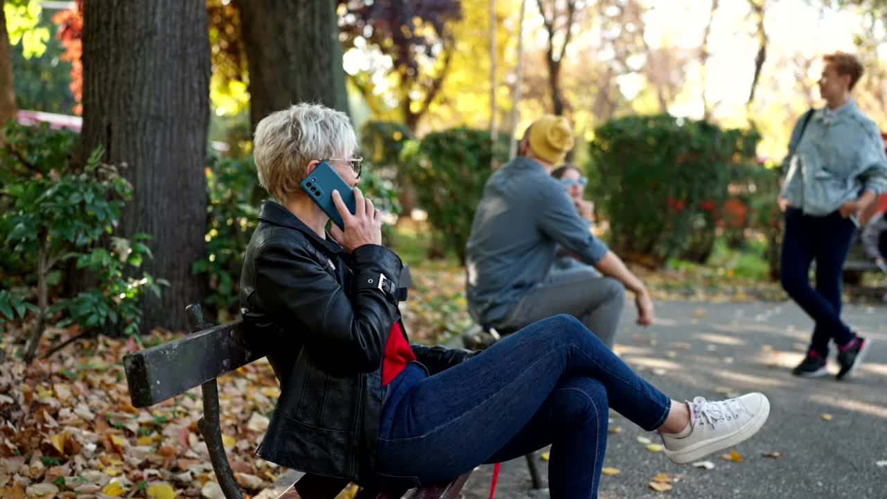 女子在室外打电话视频素材