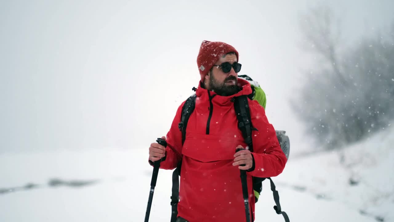 冬天背着背包在山上徒步旅行的人视频素材