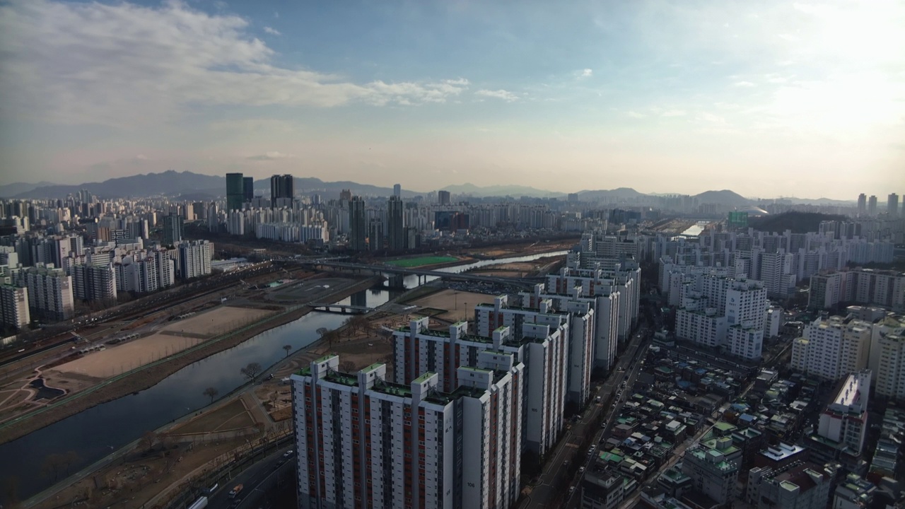 韩国首尔永登浦区和阳川区安阳川川/九老区附近的市中心地区的公寓大楼和摩天大楼视频素材