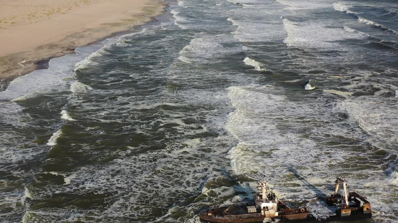 无人机鸟瞰图的十字角角毛海豹群落在遥远的骨骼海岸附近的沃尔维斯湾，纳米比亚视频素材