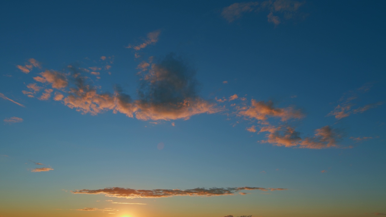 夕阳或黎明被温暖的阳光背光。全景风格背景。日落或黎明的天空。间隔拍摄。视频素材