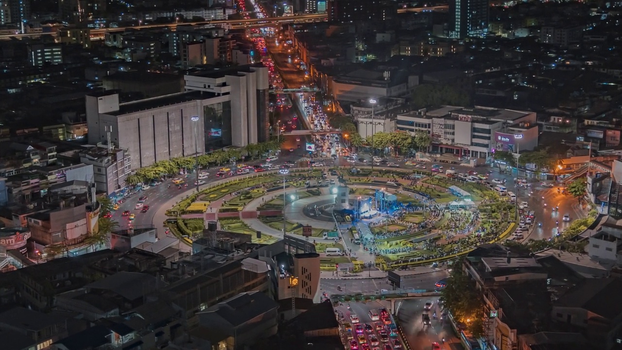 在人们下班回家的时间，交通拥挤的环岛，道路展示了曼谷城市人需要一辆车使用的道路和各种路灯的生活方式。视频素材