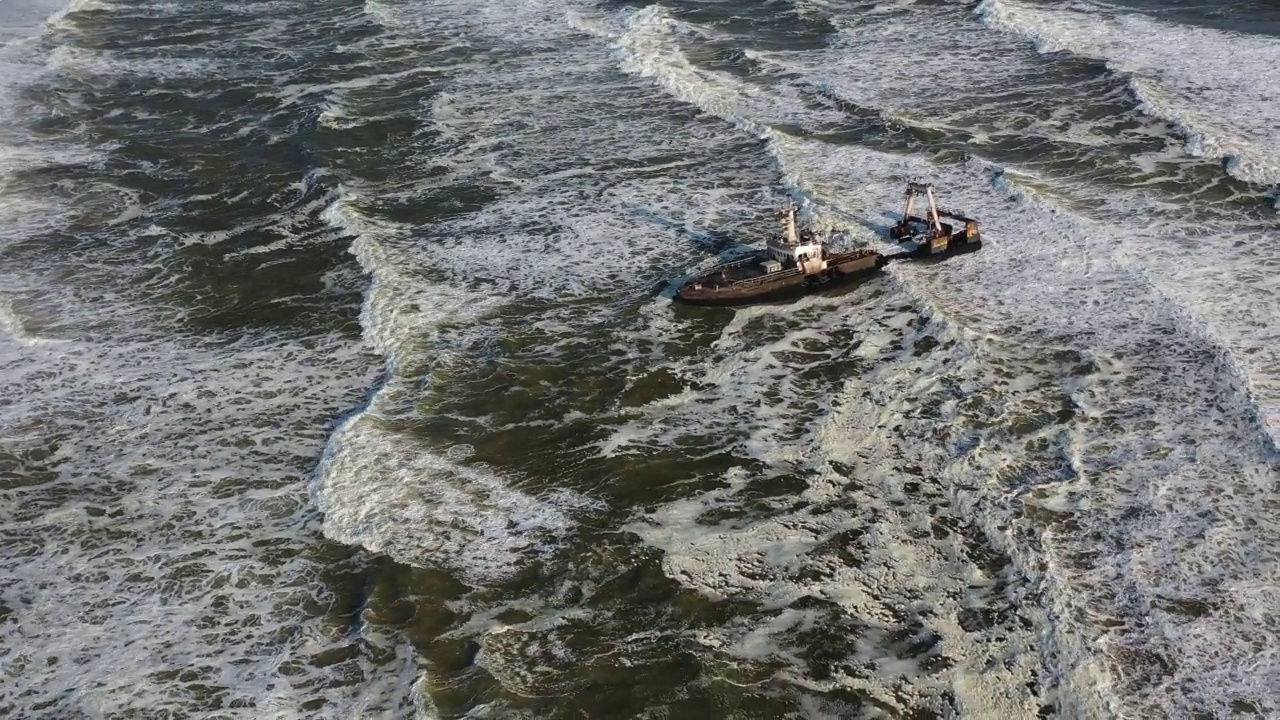 无人机航拍的船只残骸在遥远的骨骼海岸附近的沃尔维斯湾，纳米比亚视频素材