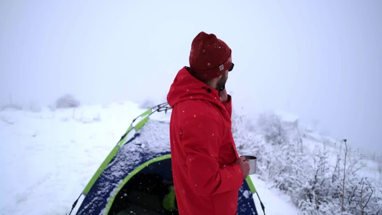 冬天背着背包在山上徒步旅行的人视频素材