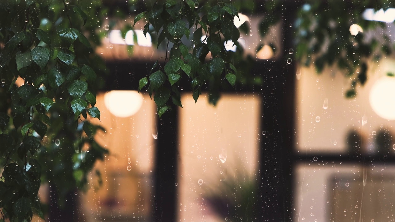 雨点落在窗户上，夏夜淅淅沥沥视频素材