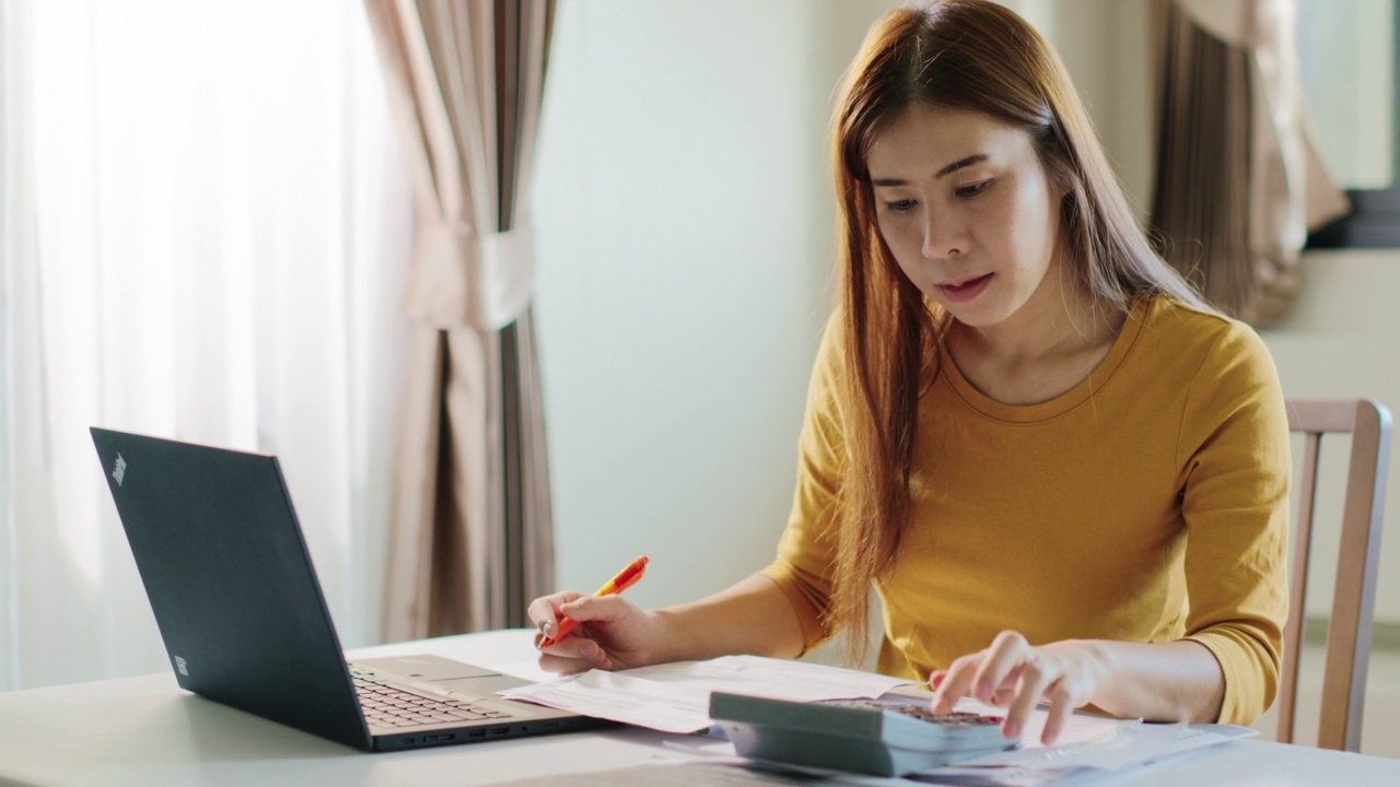 妇女们正在核对帐户对账单视频素材