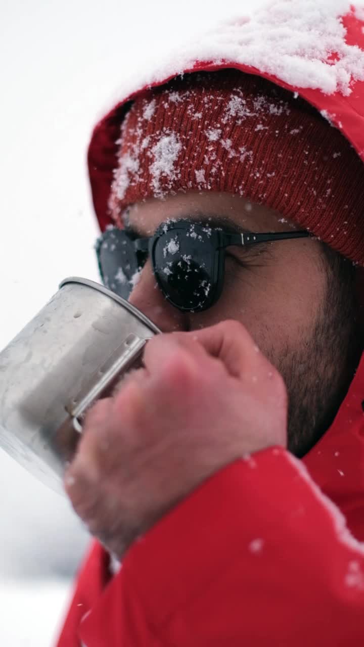 冬天背着背包在山上徒步旅行的人视频素材