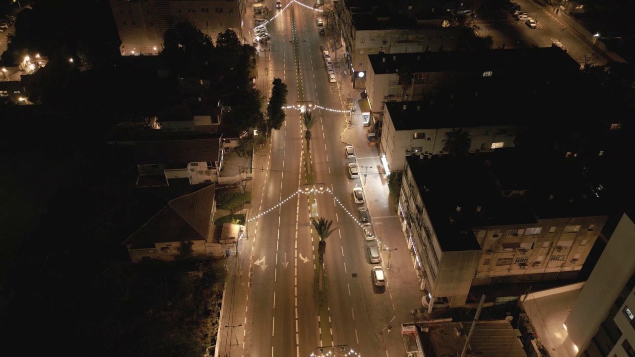 无人机拍摄的夜间行驶在城市高速公路上的汽车视频素材