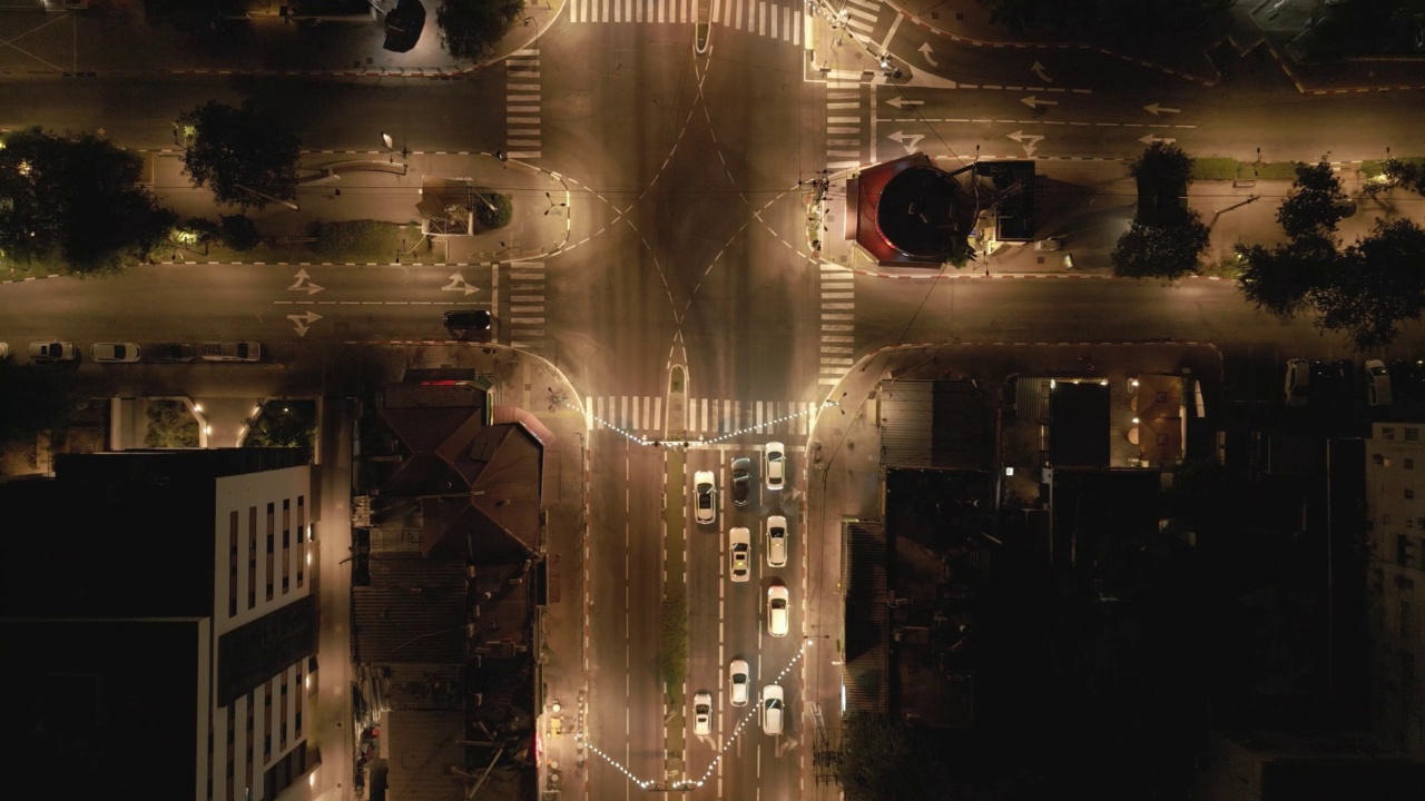 无人机拍摄的夜间行驶在城市高速公路上的汽车视频素材