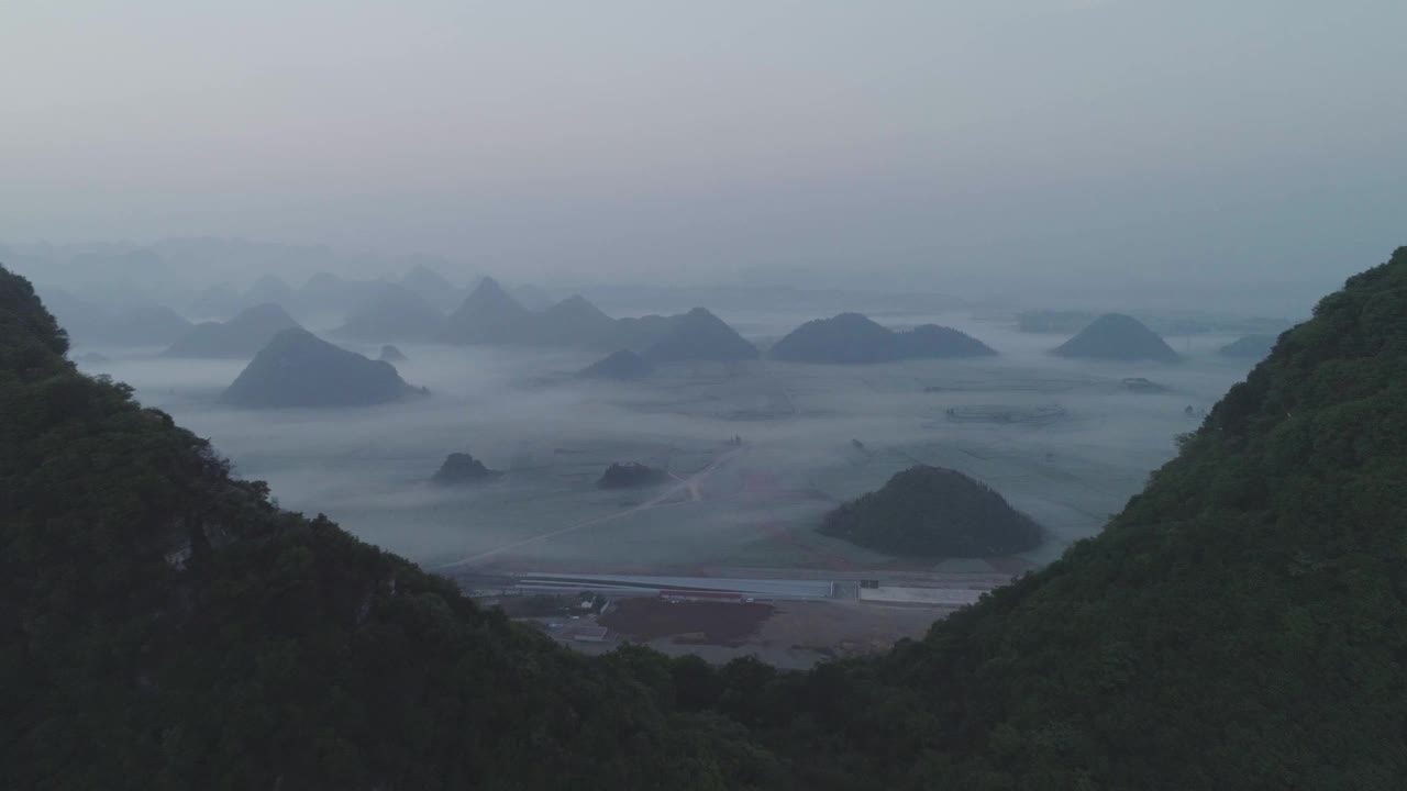 清晨罗平谷鸟瞰图，云南，中国。视频素材