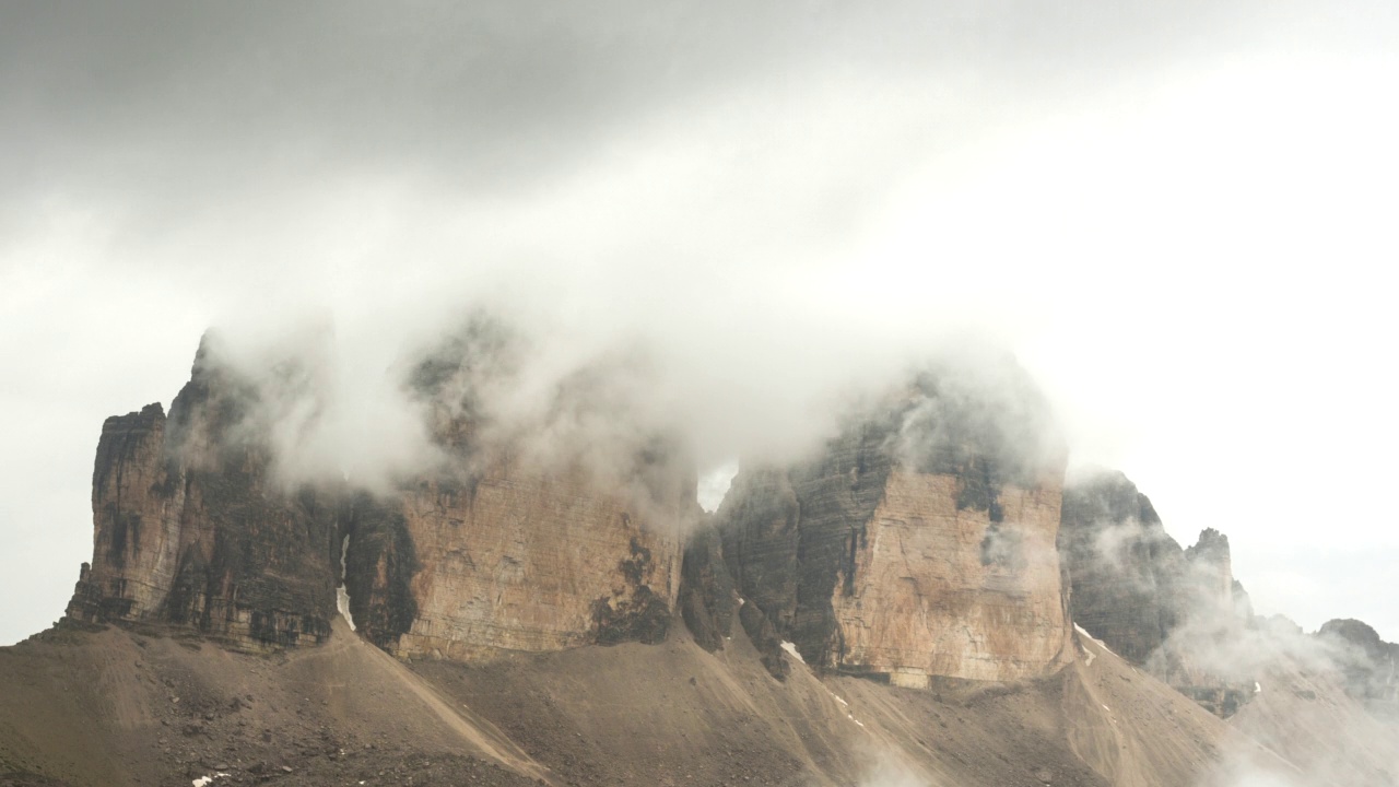 时间推移日出与移动的云和雾在大雨后旅行在Tre Cime, Dolomites，意大利视频素材