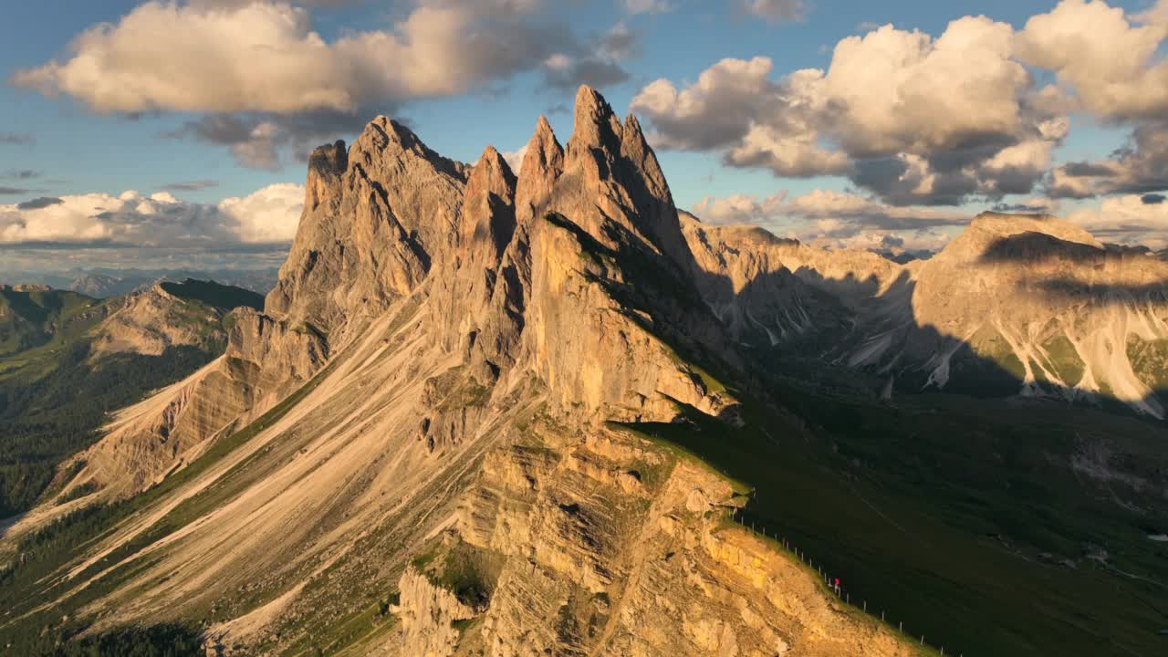 塞塞达山顶的日落美景。特伦蒂诺上阿迪杰，白云石阿尔卑斯山，南蒂罗尔，意大利，欧洲。奥多尔山脉，加尔德纳山谷。阳光下壮丽的Furchetta峰。白云石山脉,意大利。视频素材