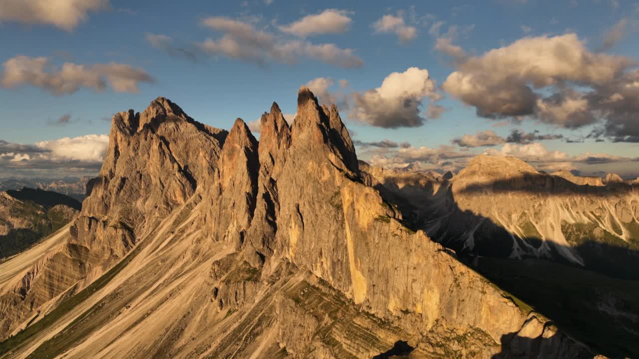 塞塞达山顶的日落美景。特伦蒂诺上阿迪杰，白云石阿尔卑斯山，南蒂罗尔，意大利，欧洲。奥多尔山脉，加尔德纳山谷。阳光下壮丽的Furchetta峰。白云石山脉,意大利。视频素材