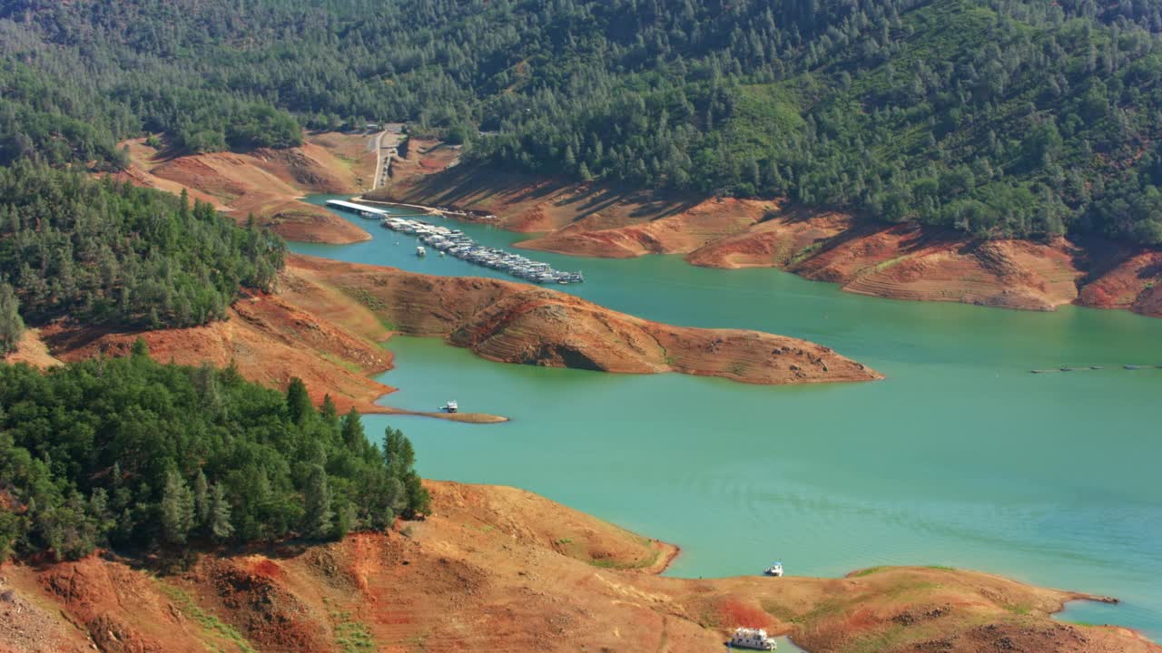 加利福尼亚州沙斯塔湖上的空中港口视频素材