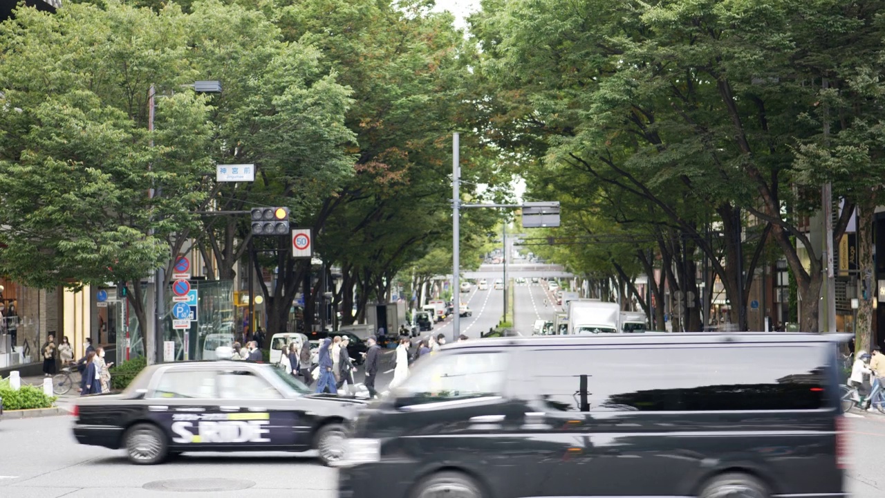 日本东京，人群走过表手山道。视频素材