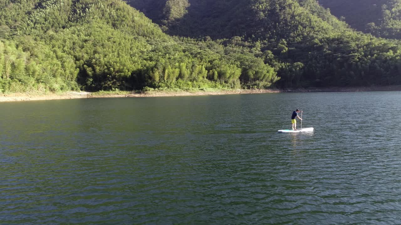 在湖里划船的人视频素材