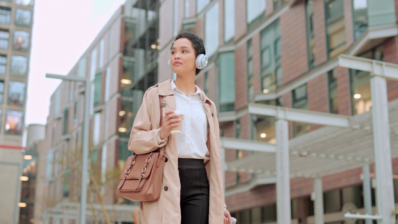 耳机，城市旅行和商业女性在咖啡休息时间走在城市户外，z世代的生活方式。快乐的公司时髦女孩带着行李箱和音频，在上班或工作的路上听音乐视频素材