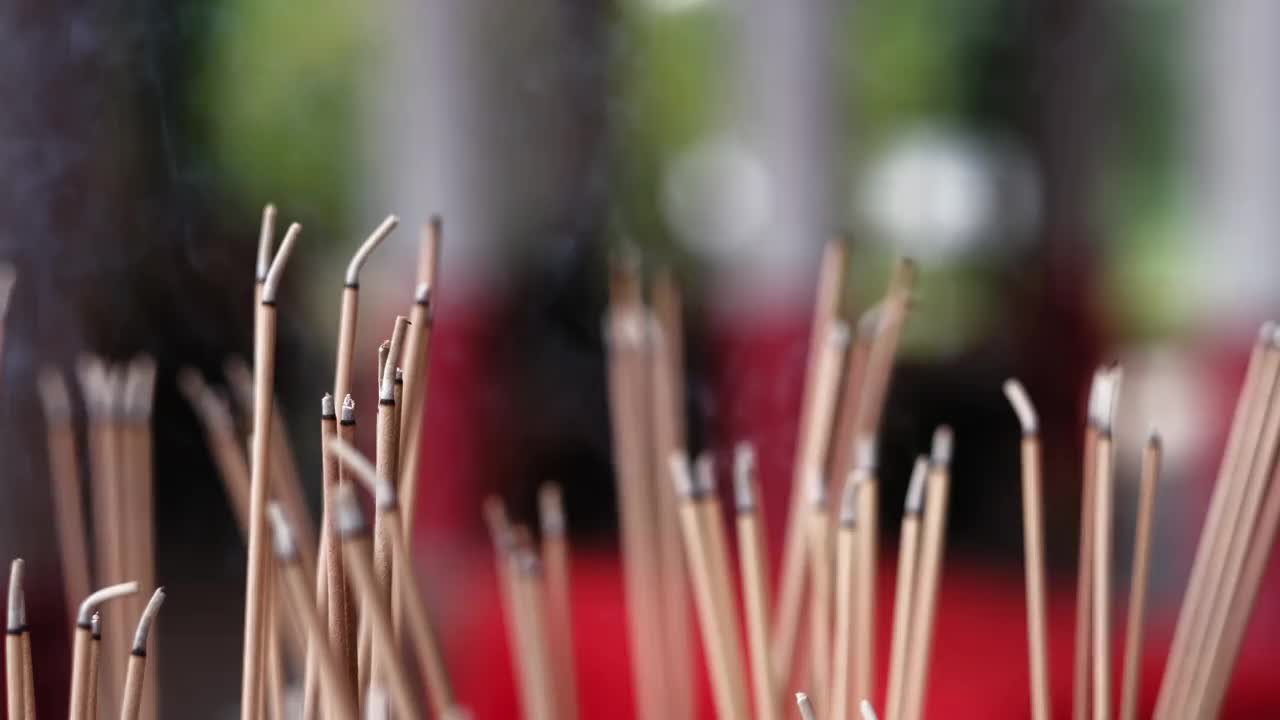 台湾亚洲古庙龙像烧香。敬拜的地方，烧香的烟和一个人在佛寺，烧香的烟。视频素材