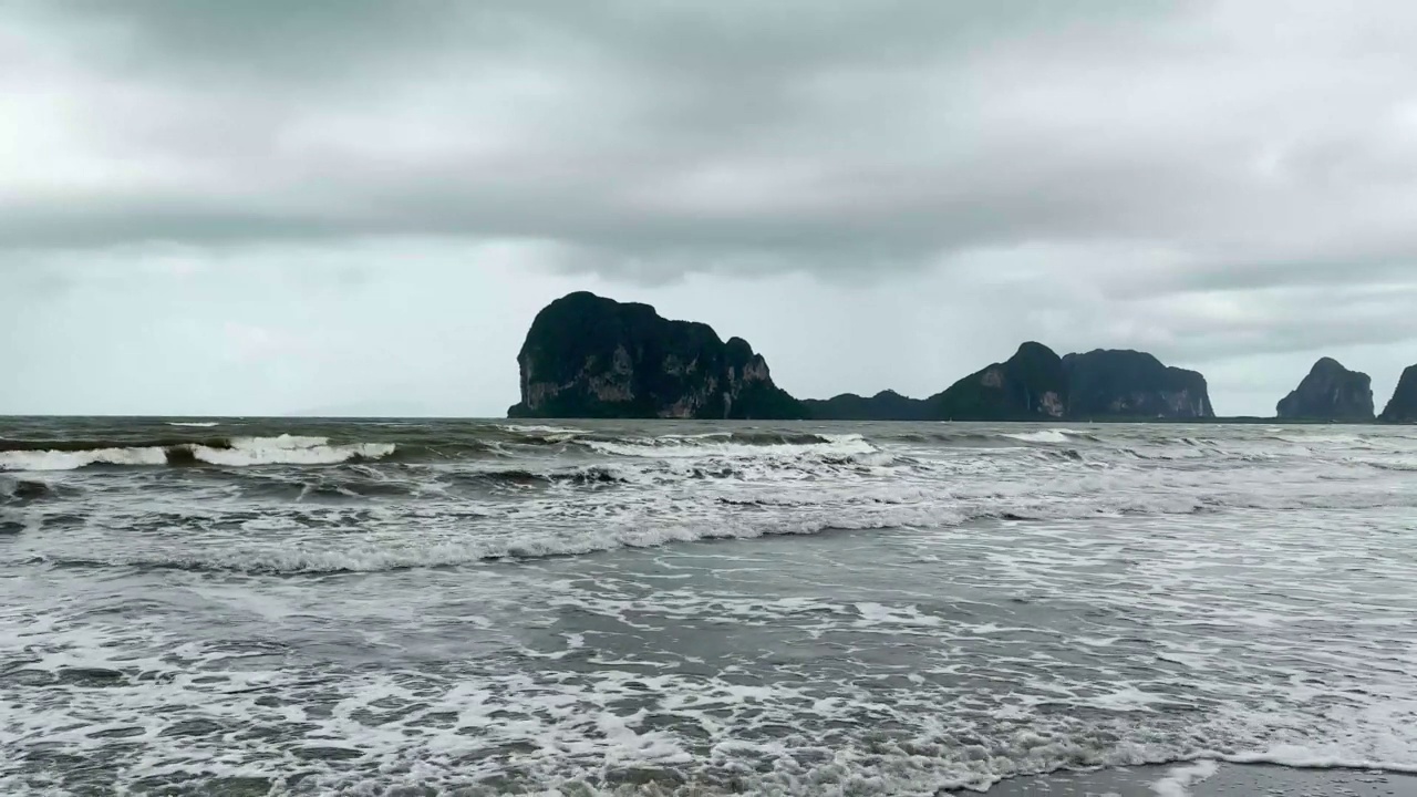 泰国庄省Pak孟海滩上的暴风雨云视频素材