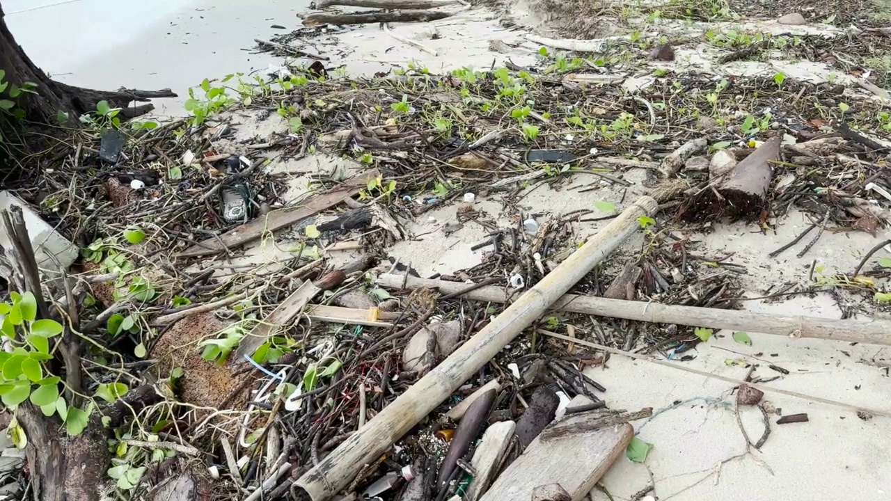 海边海滩上的垃圾。污染的概念视频素材