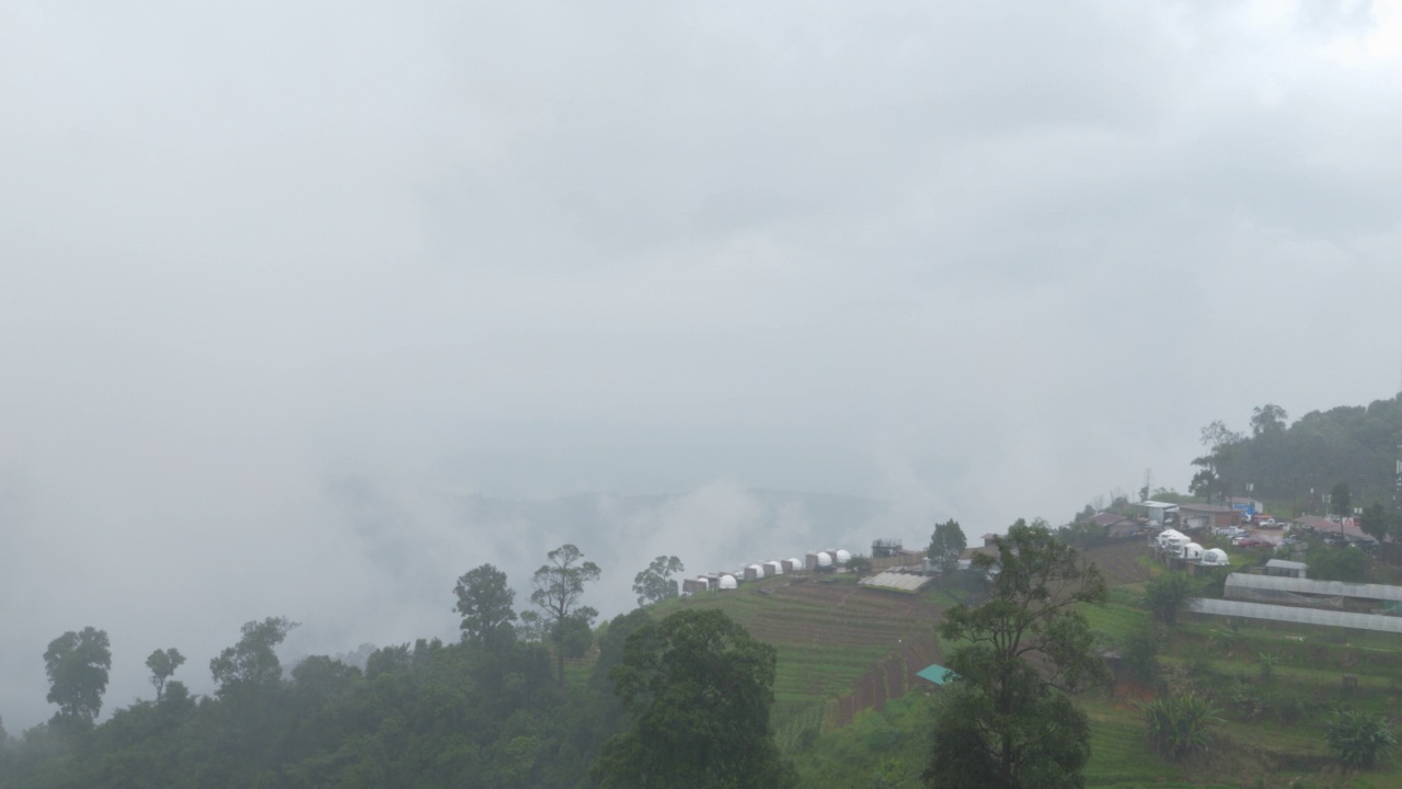 山景，雾海在雨的气氛。视频素材