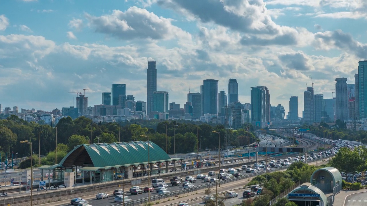 时间流逝的汽车行驶通过阿亚隆路，在城市景观的拉马特干和特拉维夫城市移动的蓝色多云的天空，以色列视频素材