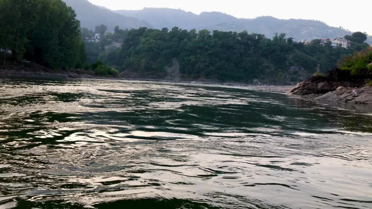 河流在青山间流淌视频素材