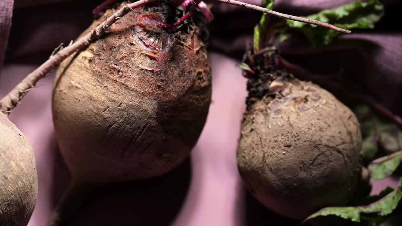 桌上有紫色的甜菜根视频素材