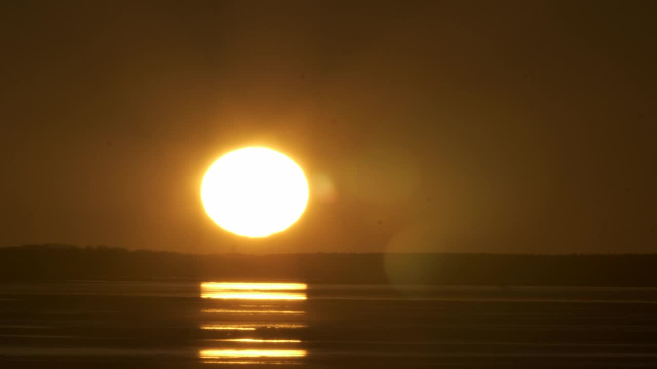 橙色的太阳在海洋地平线上落下视频素材