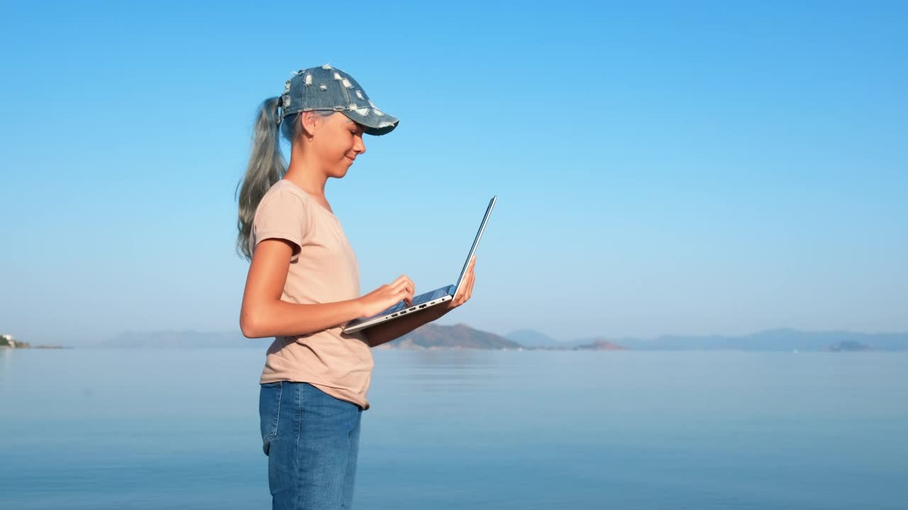 在海滩上旅行的青少年博主。视频素材