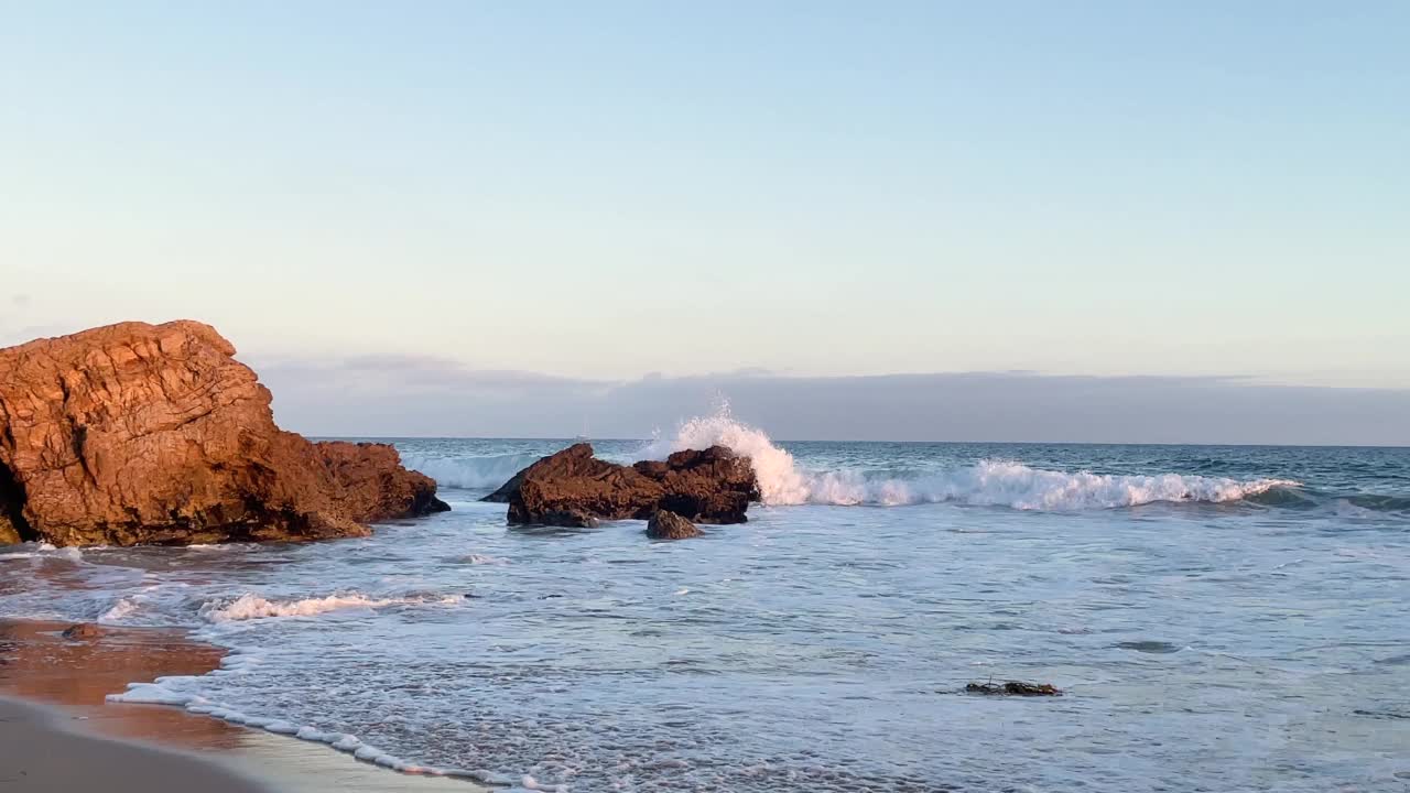 海浪冲到海滩上视频下载