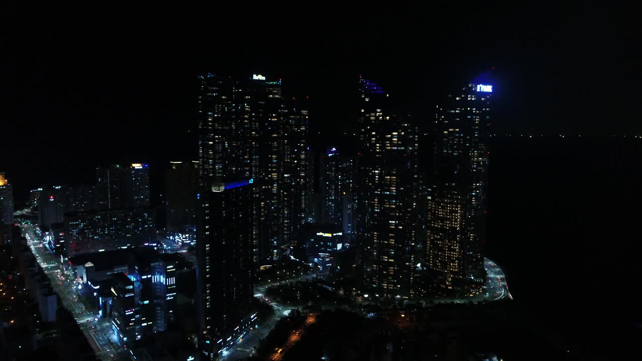 夜景——韩国釜山海云台区海洋城附近的摩天大楼视频素材