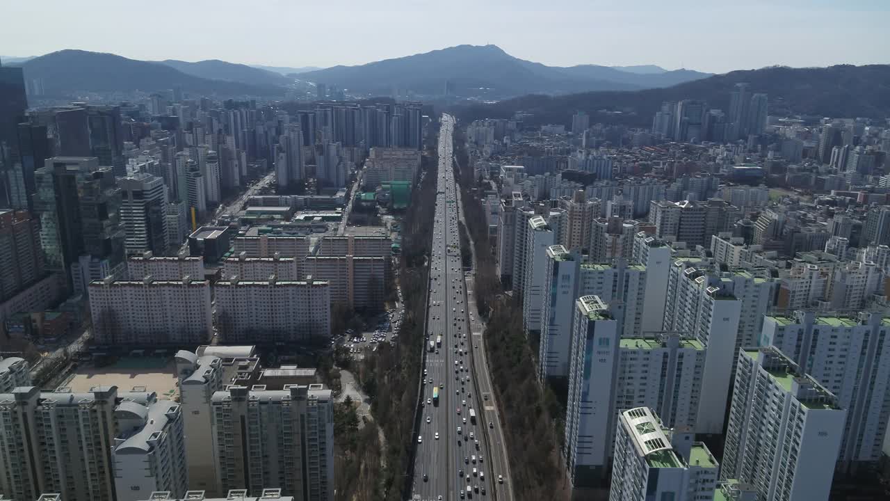 韩国首尔，京釜高速公路/瑞草区附近的市中心视频素材