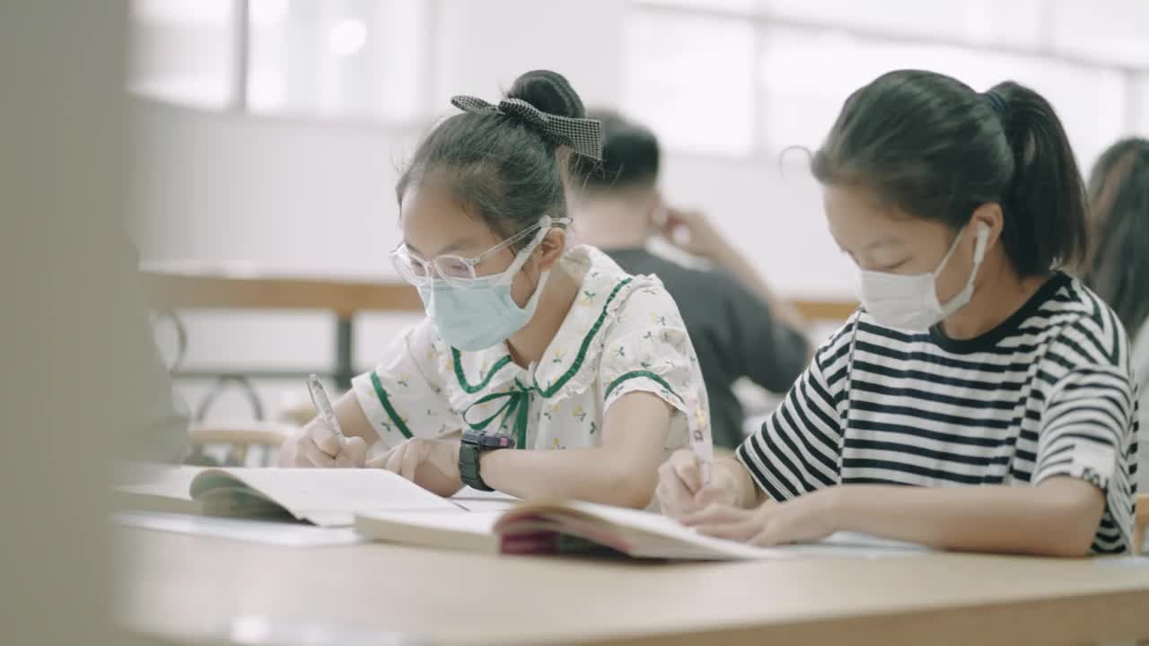 女孩们在图书馆学习视频素材