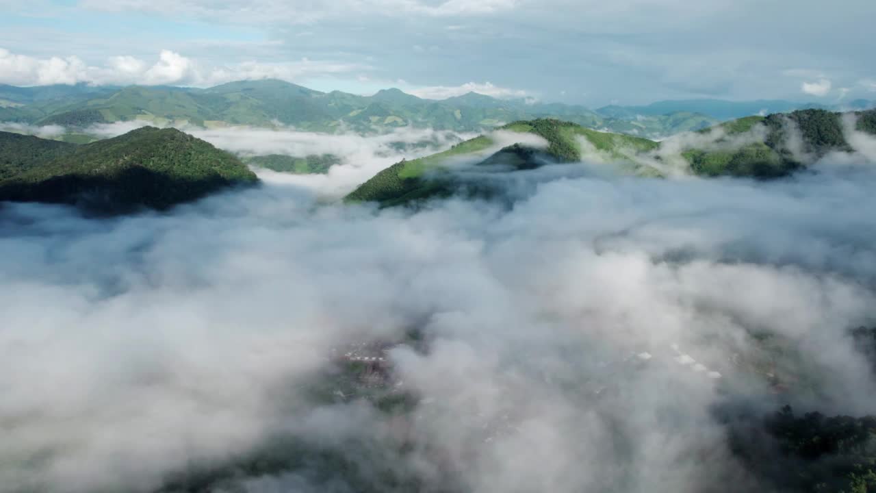 航拍的雾，云和雾悬挂在郁郁葱葱的热带雨林后风暴视频素材