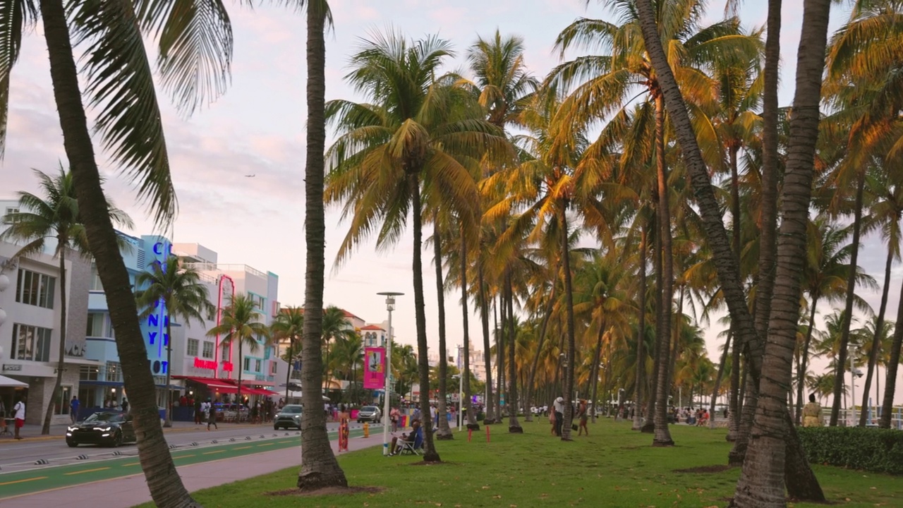 黄昏时分，南海滩海洋大道上的车流视频素材