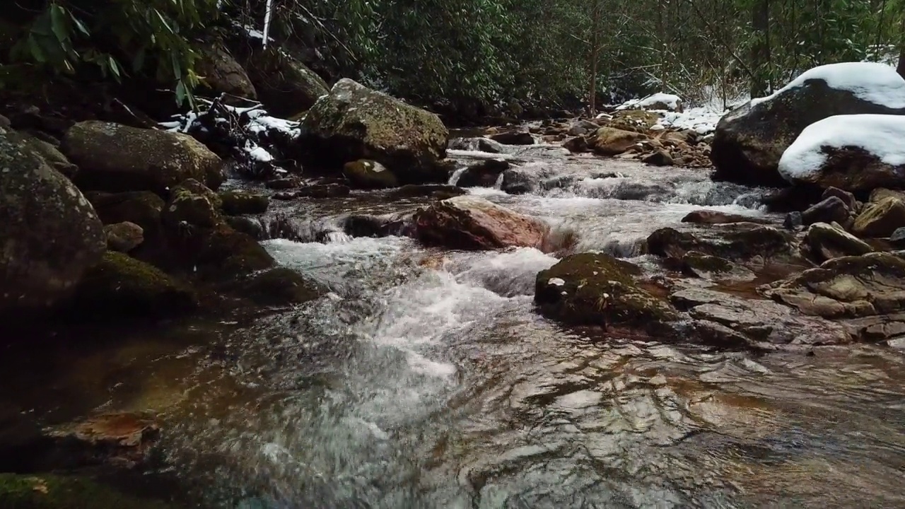 冬雪中层叠的流水视频素材